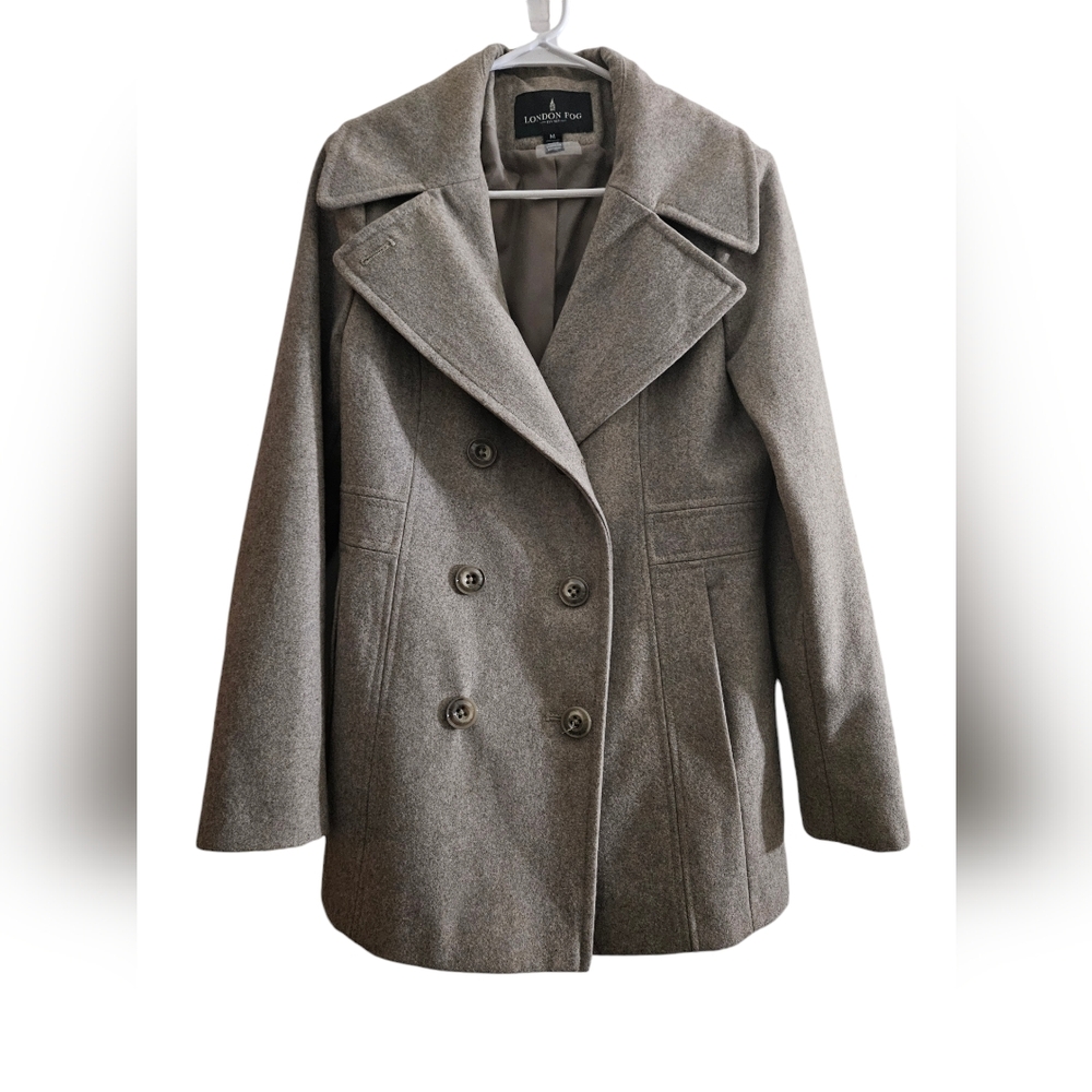 London Fog Double Breasted Trench Coat. Size Medium. GREAT CONDITION.